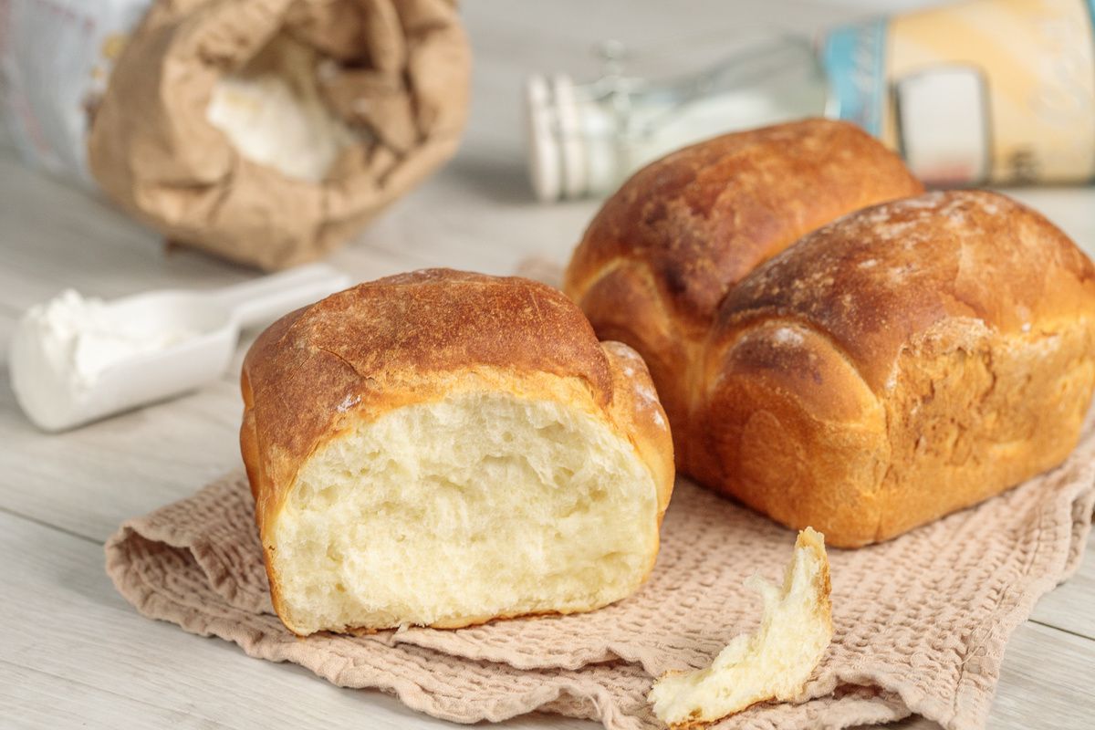 Домашній хліб на молоці з хрусткою скоринкою. Що може бути краще домашнього хліба? Лише домашній хліб, приготовлений з любов'ю.