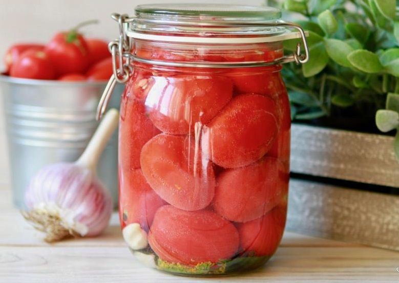 Найкращий рецепт малосольних помідорів, який тільки можна знайти. Через день вже можна насолоджуватися смачними помідорчиками.
