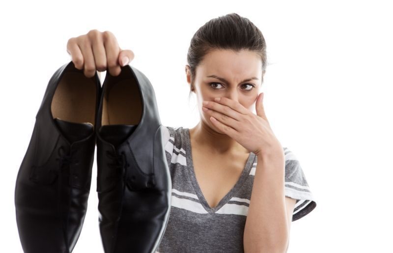 Народні засоби, що допоможуть прибрати запах із взуття. Запах із взуття можна легко прибрати.