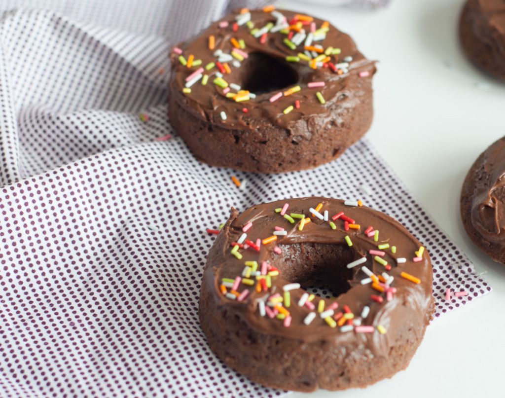 Шоколадні пончики з ніжним горіховим ароматом. Час готування — 25 хвилин, дріжджів немає, брудного посуду мінімум — чашка, лопатка і вимазані в шоколаді пальці.