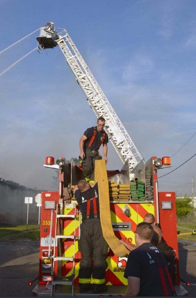 Приїхавши на виклик, пожежники не сподівалися, що їм доведеться рятувати з палаючого будинку єнотів. Пожежники допомогли двом звірятам вибратися з палаючої будівлі, не кинувши бідолах у біді.