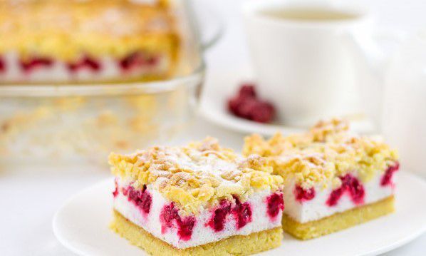 Неймовірно смачно і красиво: пісочний пиріг з ягодами та меренгою