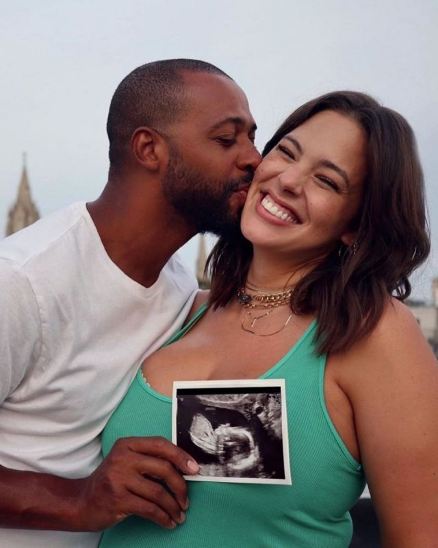 Модель plus-size Ешлі Грем вперше стане мамою. Зірка разом зі своїм чоловіком зняли цікаве відео, в якому повідомляють про вагітність.