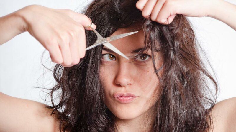Чому обрізання волосся самому собі вважається поганою прикметою?. Не варто стригти собі волосся самостійно.