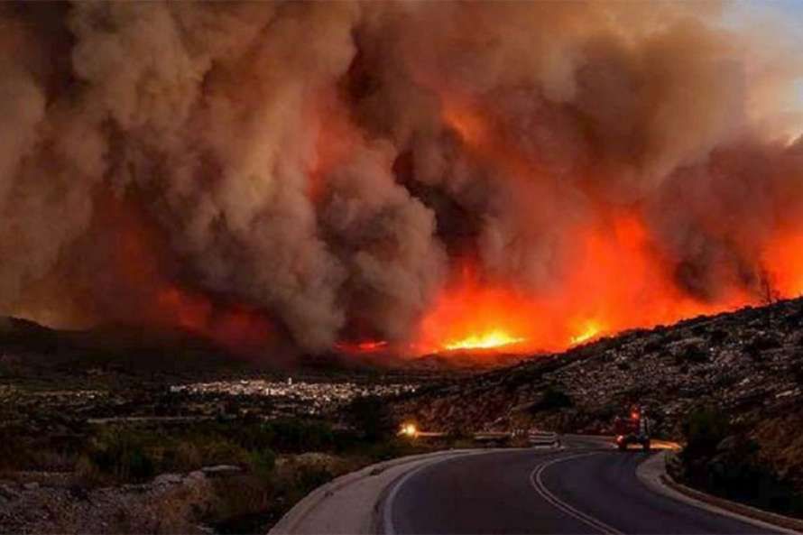 Сильна лісова пожежа бушує на грецькому острові Евбея. Евакуйовано тисячі жителів.