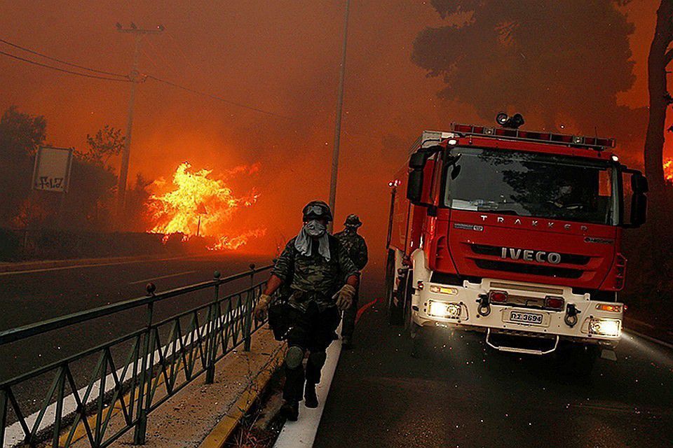 Сильна лісова пожежа бушує на грецькому острові Евбея. Евакуйовано тисячі жителів.
