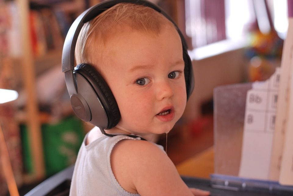 Чи правда, що класична музика позитивно впливає на психічний розвиток дитини. Яку музику краще слухати з дітьми?
