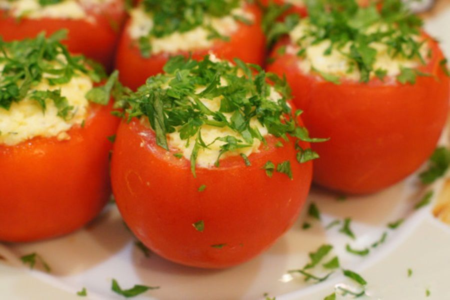 помідори фаршировані баклажанами, сиром і зеленню