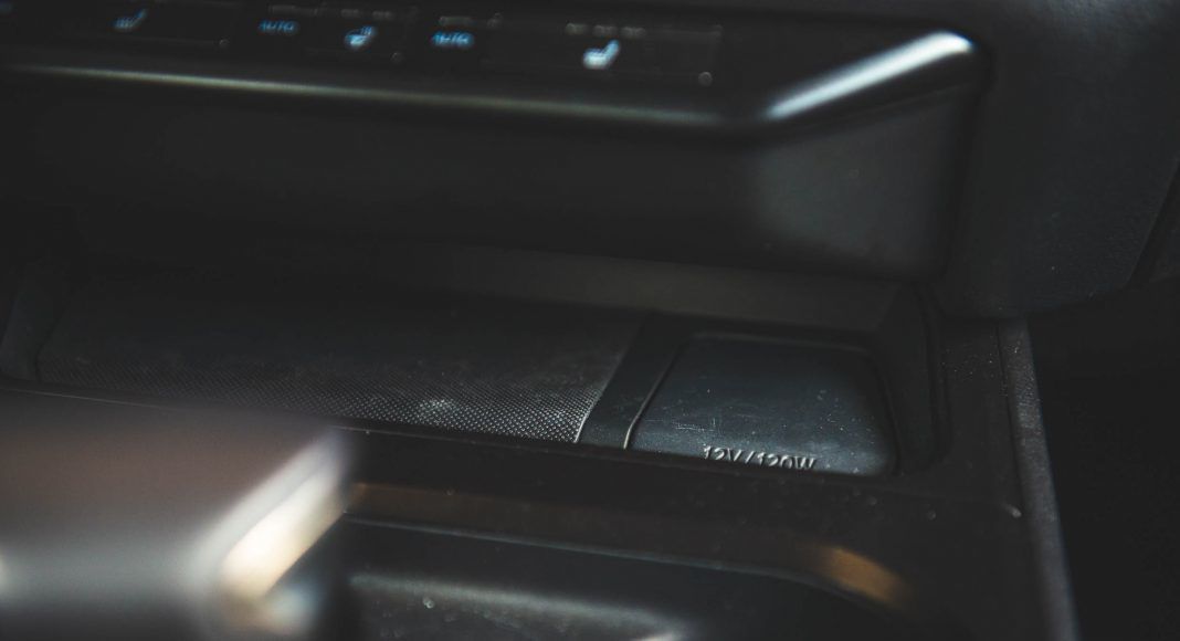 М'яка обробка, гра світла і звуку: тест-драйв Lexus UX. "Лексус" знову довів, що приналежність до еліти не залежить від розміру.