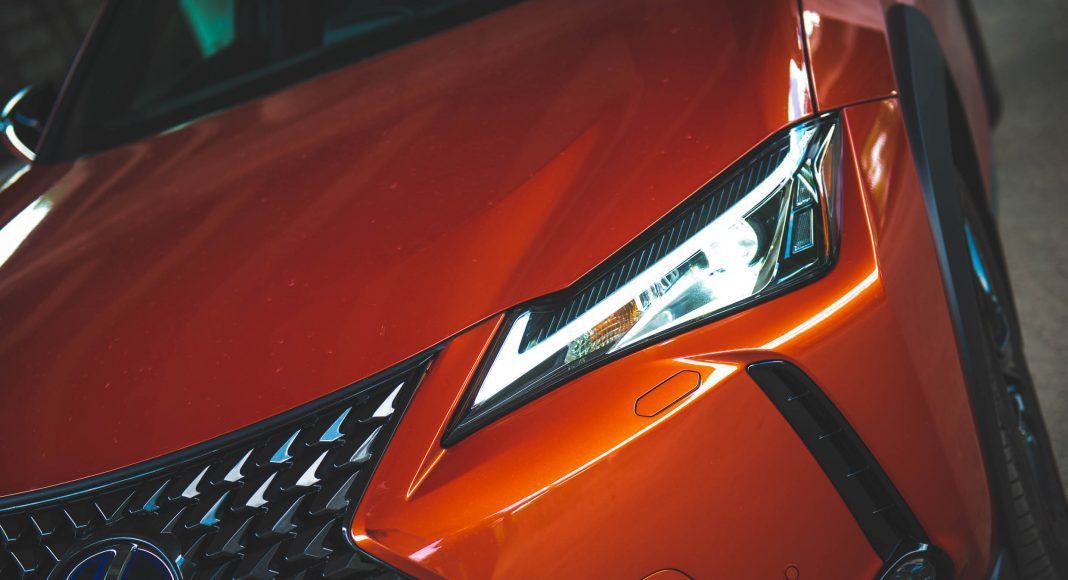 М'яка обробка, гра світла і звуку: тест-драйв Lexus UX. "Лексус" знову довів, що приналежність до еліти не залежить від розміру.