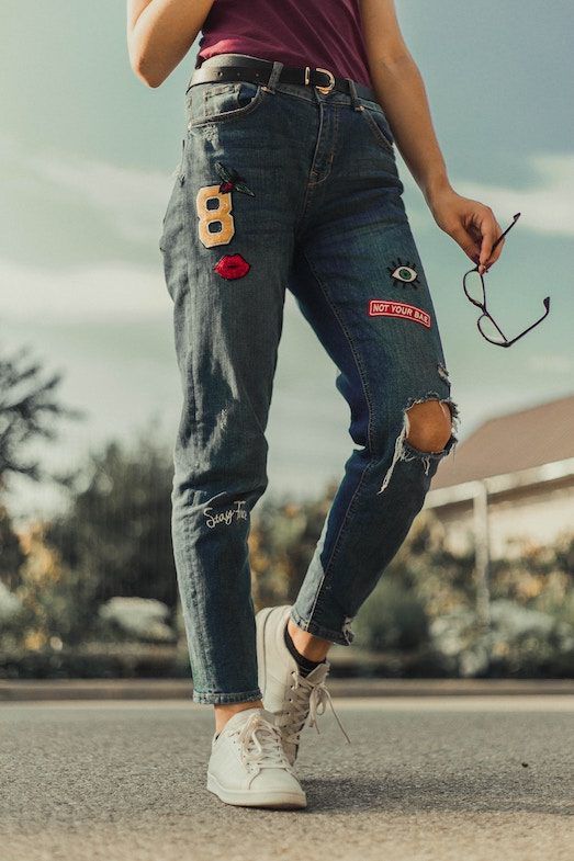 З чим і як можна носити модні джинси з високою талією?. Джинси з високою талією — одна з найбільш жіночних моделей.