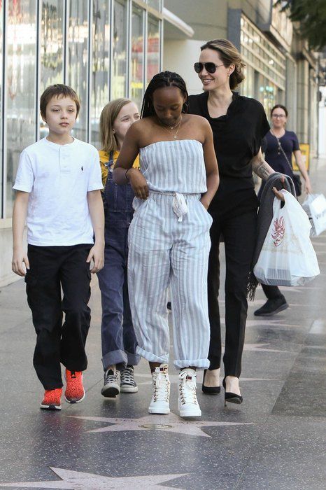 Анджеліна Джолі знову шокує своїми методами виховання: актриса одягає дітей в секонд-хендах. Енджі намагається навчити дітей цінувати гроші. Актриса привчає спадкоємців до суворої економії.
