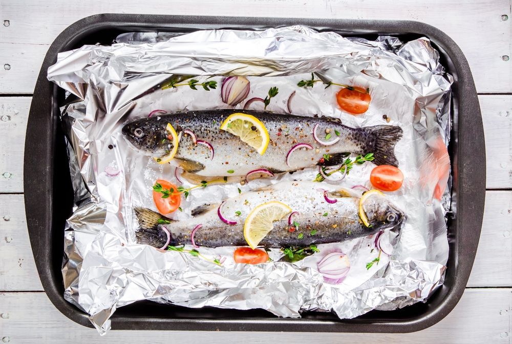 Соковита біла риба з овочами і спеціями у фользі. Завдяки цікавій технології загортання риби у фольгу, вона зберігає соковитість.