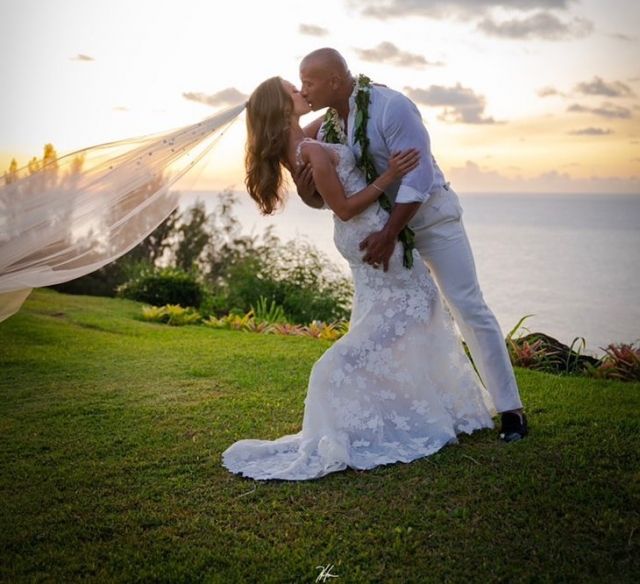 Зірка "Форсажу" Двейн Джонсон зіграв весілля на Гаваях. Актор одружився після 12 років стосунків.