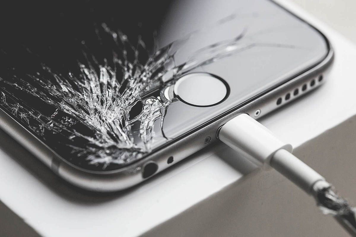 Чим розбите скло на екрані небезпечне для смартфона. Як розбите скло вплине на роботу вашого гаджета.