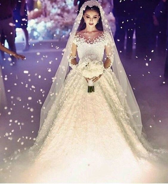 Модні весільні зачіски для нареченої в 2019-2020 році. Правильно підібрана зачіска — запорука чарівного образу красуні-нареченої.