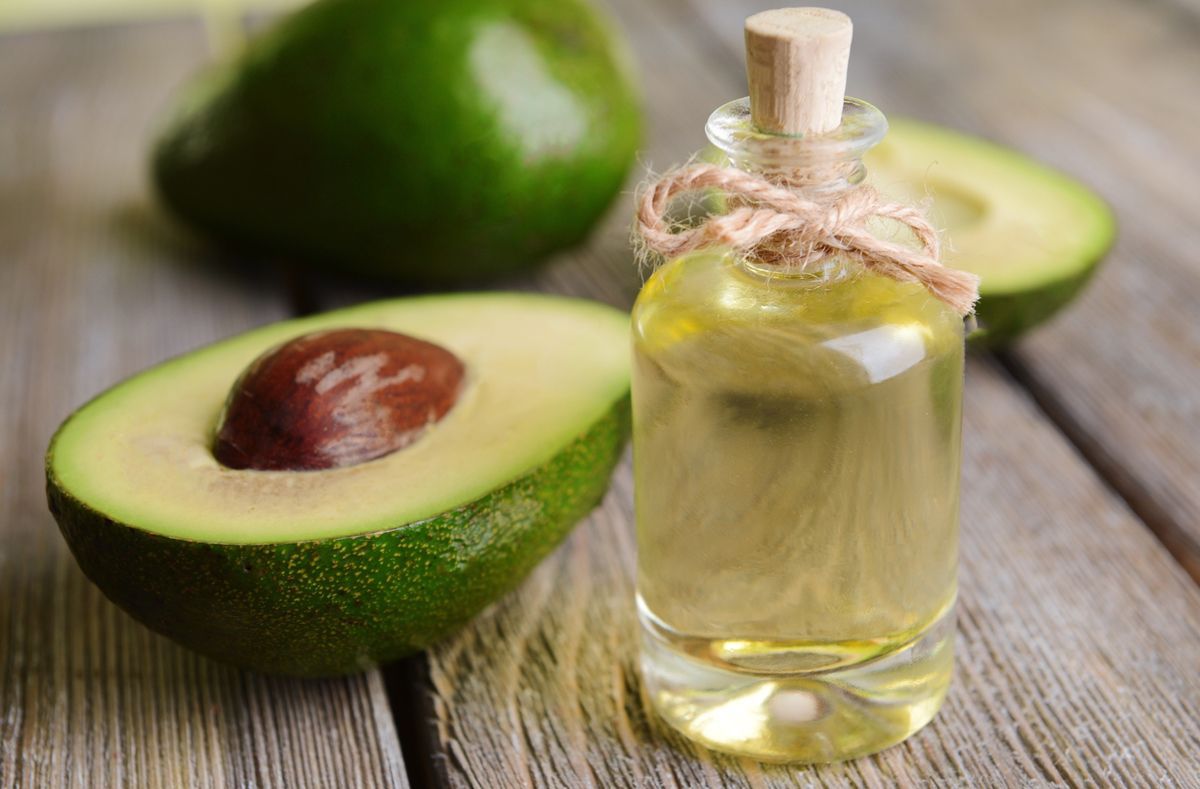 Корисні властивості олії авокадо для волосся, як його використовувати в домашньому догляді, а також можливі ризики цих процедур. Маски для волосся з олії авокадо.