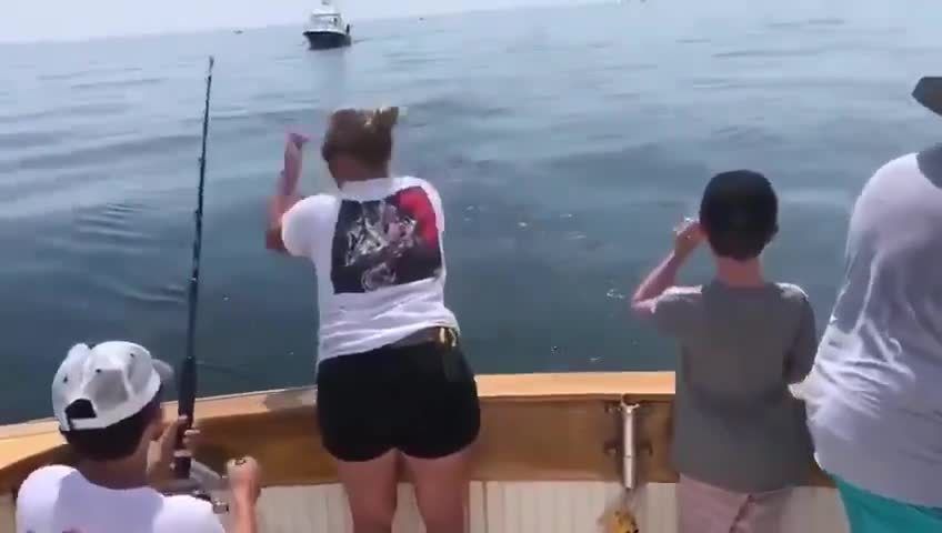 Батьки знімали на камеру риболовлю, як раптом біля їх сина вистрибнула акула. Акулу більше цікавив улов рибалок, але разом з рибою вона трохи не відкусила ще й руки хлопцеві.