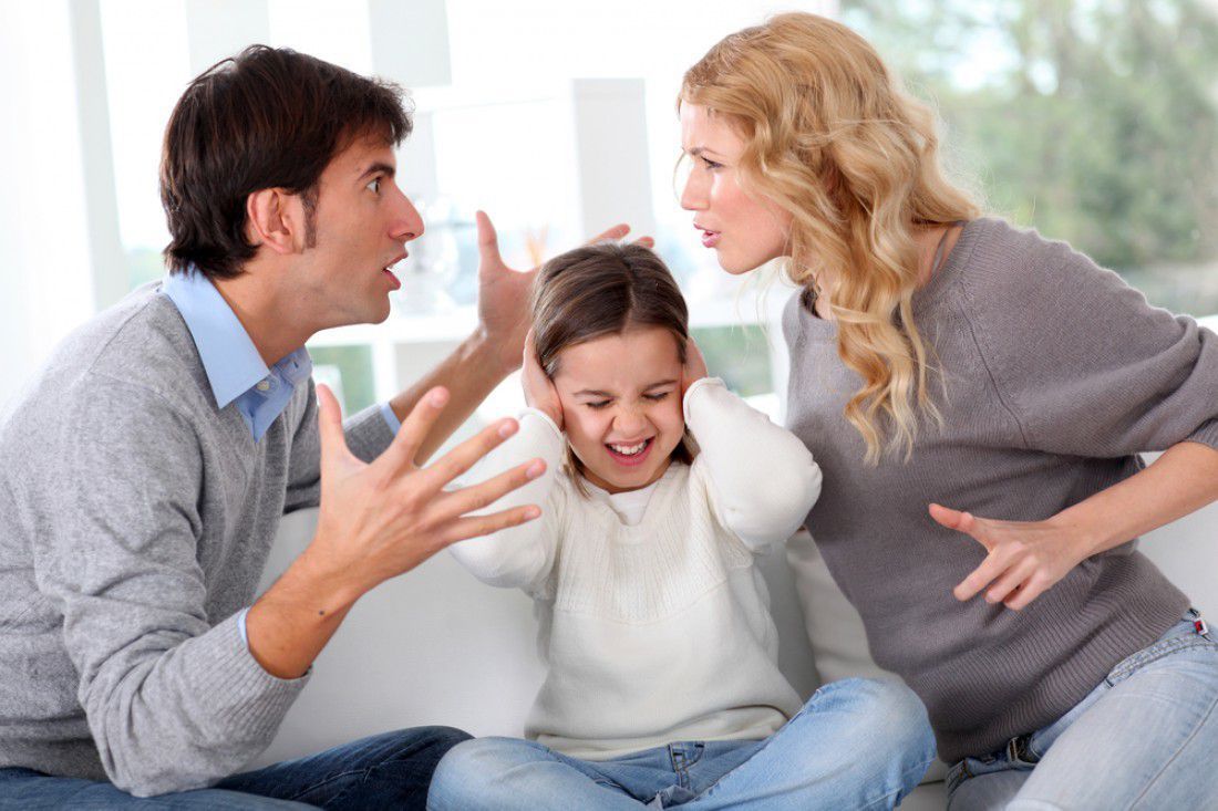 Чому батькам не можна сваритися при дітях. Як конфлікти в сім'ї відбиваються на дітях.