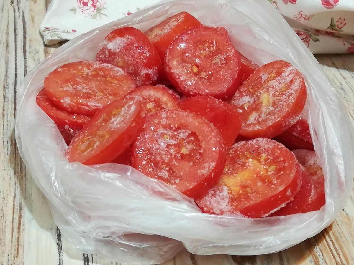 Які страви можна зробити з перестиглих помідорів. Навіть з таких продуктів можна щось приготувати.