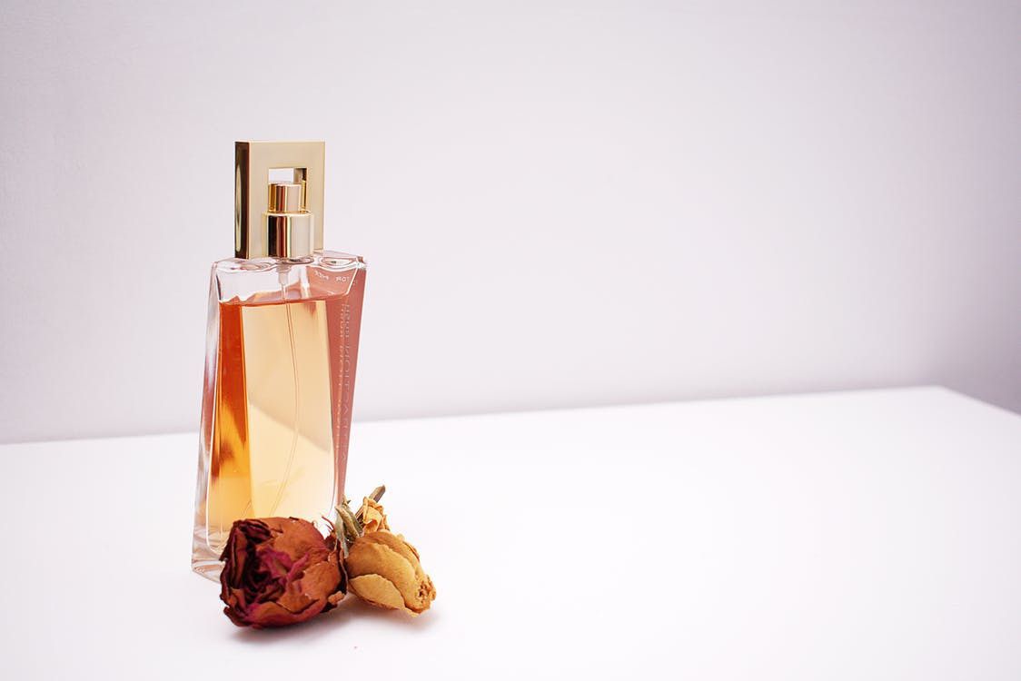 Як відрізнити оригінальні парфуми від підробки. Ми платимо великі гроші в надії на якісний аромат, а іноді можемо натрапити на підробку.