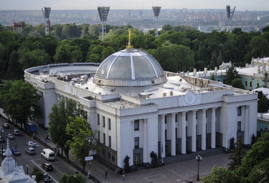 Українські чиновники активно покидають свої посади. Володимир Гройсман підписав чотири розпорядження про звільнення заступників та голів держвідомств.