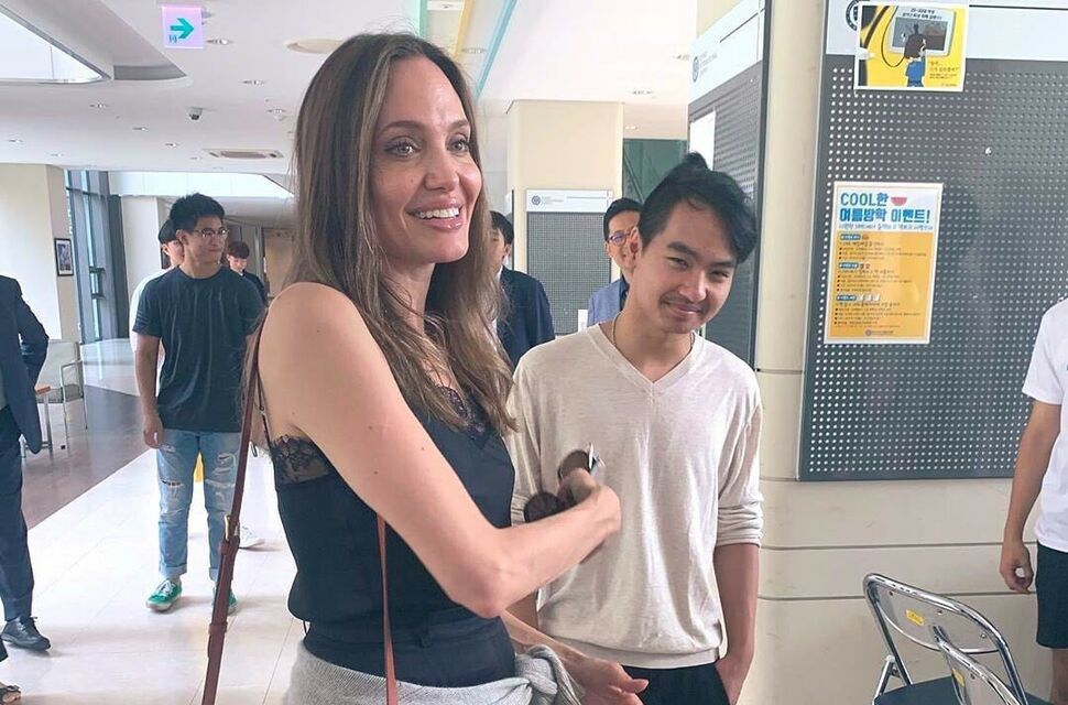 Анджеліна Джолі разом зі старшим сином прилетіла до Сеула, щоб подивитися на університет, в якому він навчатиметься. Акторці важко залишати сина самого у новому місці.
