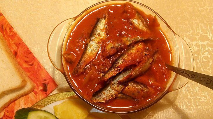 Як приготувати кільку у томатному соусі на зиму. Риба виходить не гірше за магазинну.