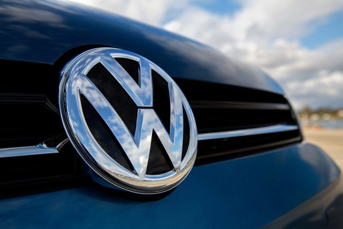 Німецька марка Volkswagen оновила свій логотип. Нове лого буде представлене на автосалоні у Франкфурті.