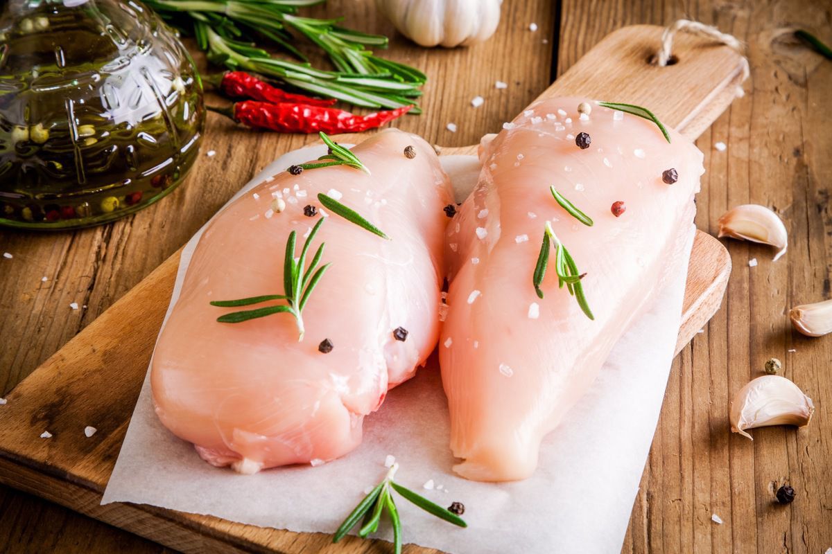 Як правильно варити курячу грудку, щоб вийшло корисно і смачно. Куряча грудка — корисне нежирне м'ясо у якому багато білка, який надовго насичує і стає будівельним матеріалом для м'язів.