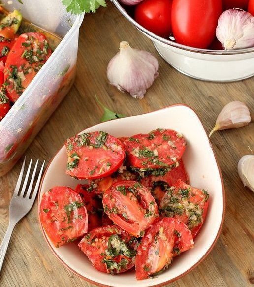 Пікантні помідори — смачна закуска за декілька хвилин. Помідори виходять просто дивовижні і неймовірно смачні.