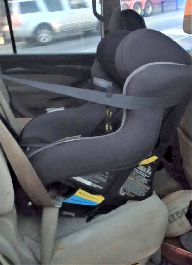Маму критикували за те, як вона садить дитину в машині, але в підсумку цей спосіб врятував синові життя під час аварії. Вона возить свого хлопчика спиною вперед.