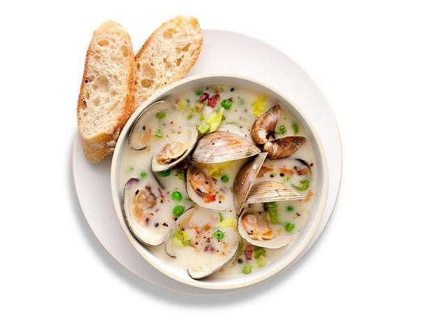 Ніжний вершковий суп з молюсками і беконом. Додатковий смак і аромат цьому дивовижному супу додасть смажений бекон з цибулею і селерою.