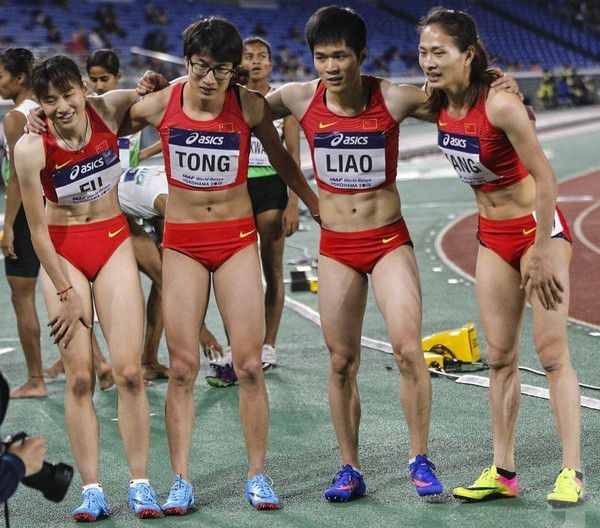 Зовнішність спортсменок спантеличила людей. Це жінки чи чоловіки? Люди вважають дівчат чоловіками, і ці сумніви легко зрозуміти. Користувачі соцмереж з Китаю сумніваються в біологічному полі двох спортсменок.