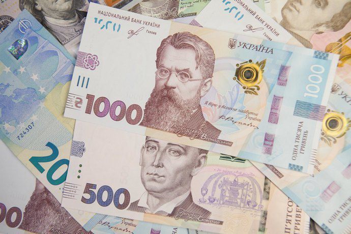 В Україні у липні середня зарплата зросла на 1,7%. Найвищі зарплати отримують працівники фінансової та страхової сфери, ІТ-галузі, державні службовці та військові.