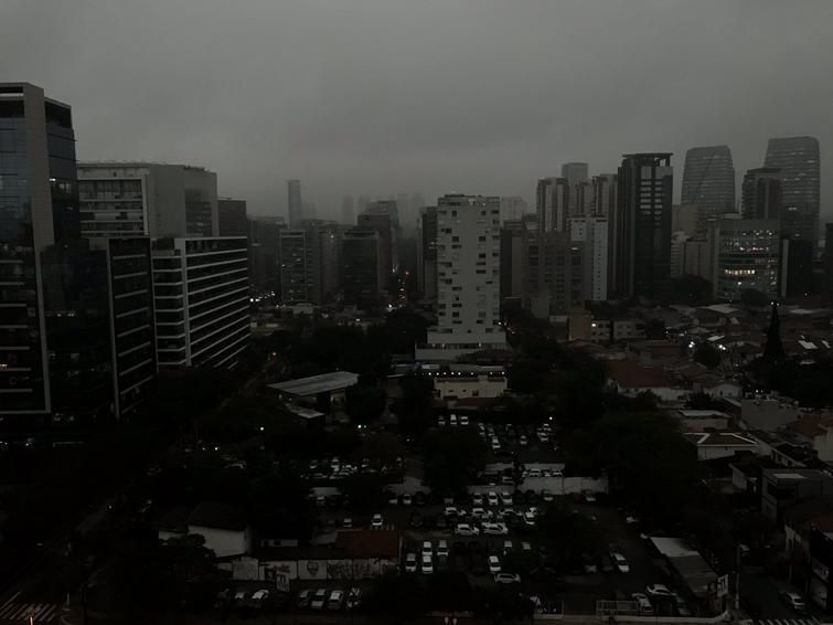Димний апокаліпсис: через пожежі лісів Амазонки вдень у Сан-Паулу стало темно, як вночі. Страшна реальність для всіх жителів Сан-Паулу.
