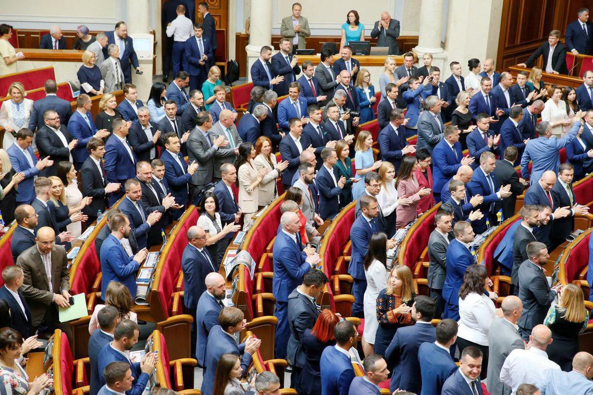 Депутати нової Верховної Ради прийняли присягу. Текст присяги зачитав найстарший обраний народний депутат — Юлій Іоффе.