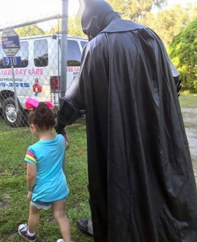 Маленька дівчинка скаржилася мамі на образи від дітей у садочку, але тепер її захищатиме справжній Бетмен. Трюк із супергероєм допоміг дівчинці налагодити відносини із дітьми у садку.
