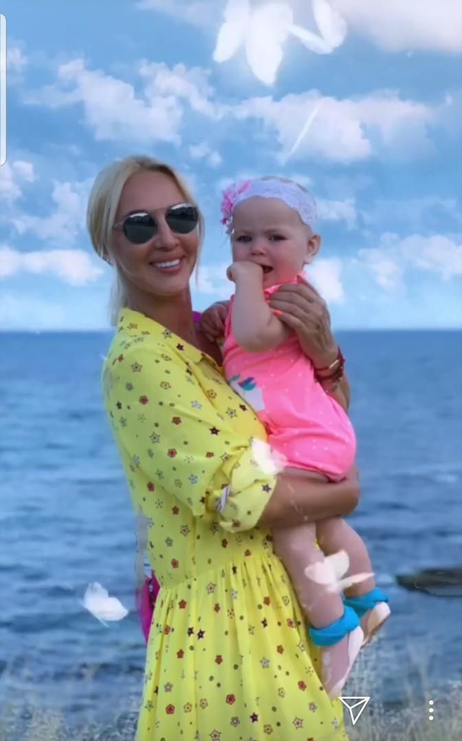 Лєра Кудрявцева опублікувала фото, де вони разом з донькою відпочивають на морі. Зірка все частіше почала показувати фото доньки.