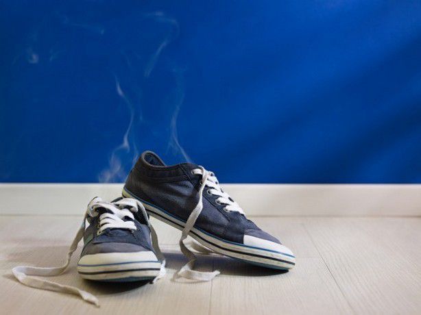 Як вирішити проблему неприємного запаху взуття: ефективні способи. Головною порадою є — дотримання правил гігієни.