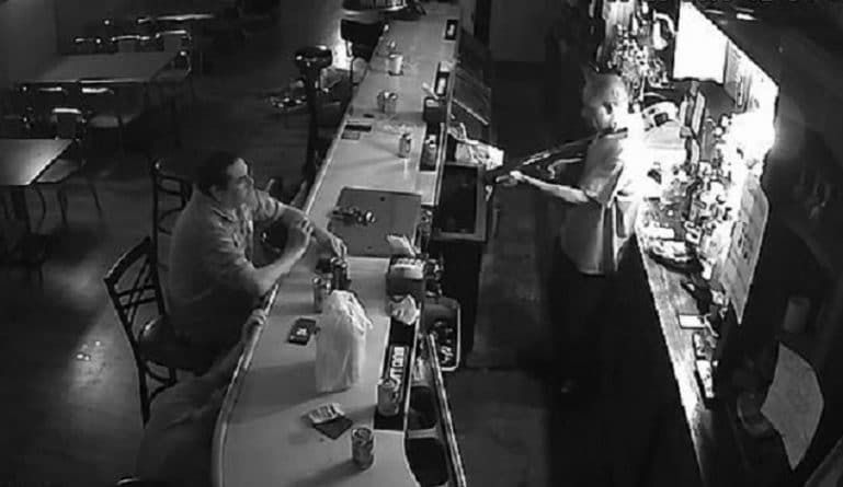 На відео відвідувач бару спокійно закурює цигарку перед озброєним грабіжником і не віддає йому свій мобільний телефон. Цей хлопець однозначно виграв конкурс з самовладання!