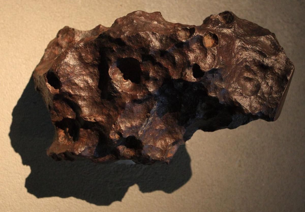 Вчені виявили новий мінерал в метеориті з Австралії, який ніколи раніше не зустрічався в природі. Мінерал був знайдений після ретельного вивчення метеорита.