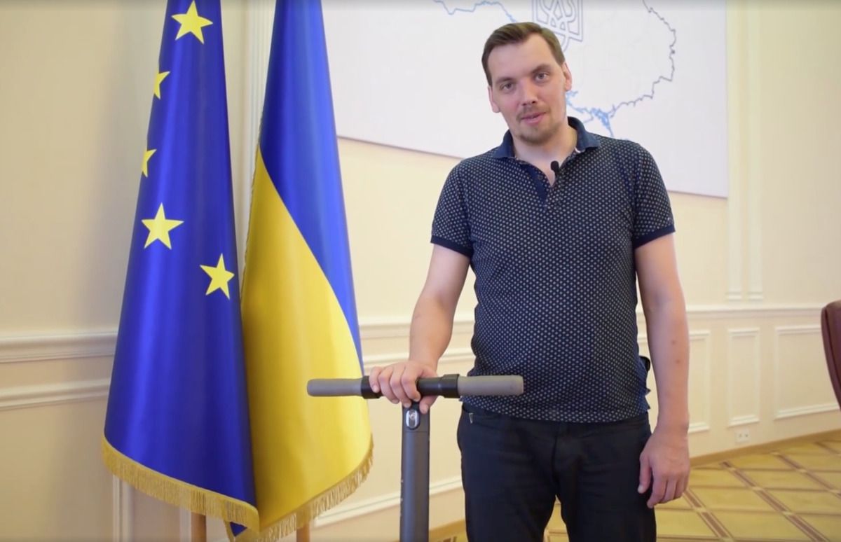 Прем'єр-міністр України Олексій Гончарук привітав школярів зі святом 1 вересня, та провів відеоекскурсію по будівлі уряду. Він прокотився на самокаті по коридорах і кабінетах.