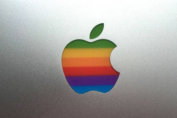 Apple хоче повернути райдужне яблуко в якості логотипу і можливо це відбудеться вже у новій презентації. Компанія Apple поверне шестикольорову веселку в якості логотипу.