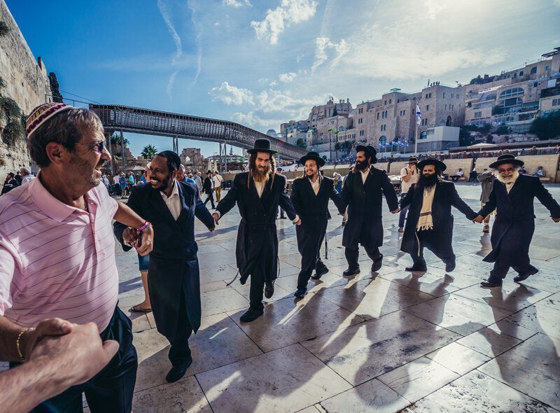 Чому відомий єврейський танець "7:40" має таку назву. Цей танець, ймовірно, один з найбільш відомих серед єврейських танців. А чому цікаво, у нього така назва?