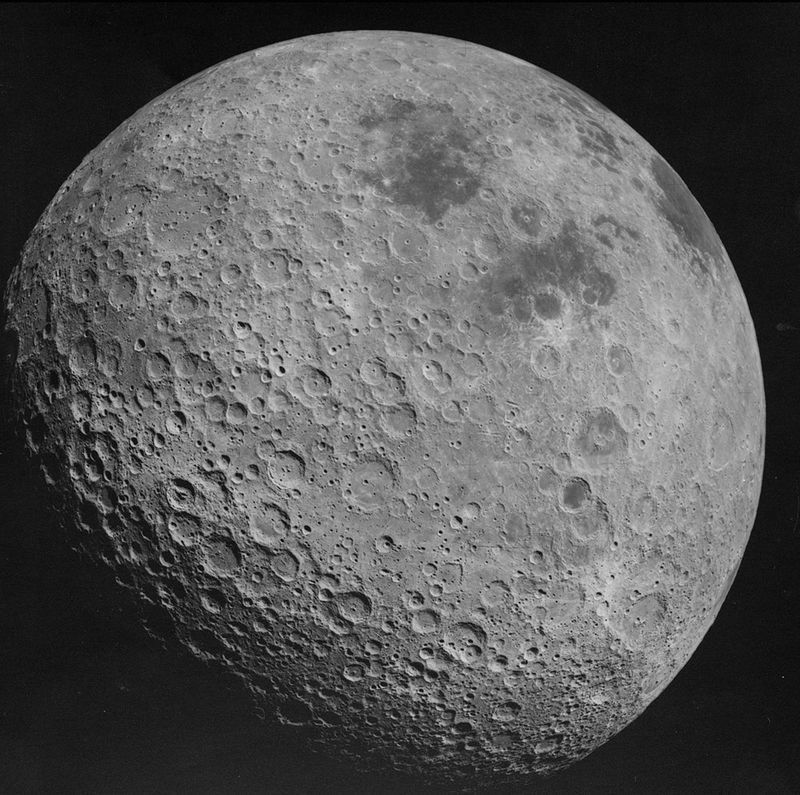 На зворотному боці Місяця китайцями була знайдена дивна речовина. Її помітили під час дослідження одного з кратерів.