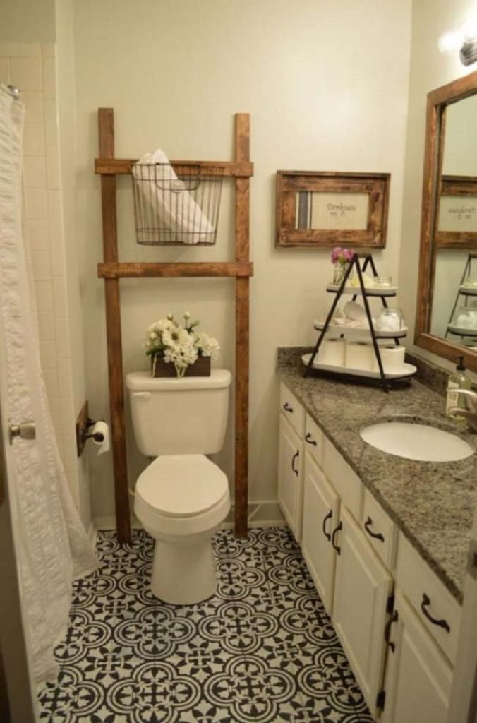 Старий набридлий кахель у ванній кімнаті можна оновити, не укладаючи новий: лайфхак по фарбуванню. Жінка пофарбувала підлогу у ванній в чорний колір, а потім його декорувала.