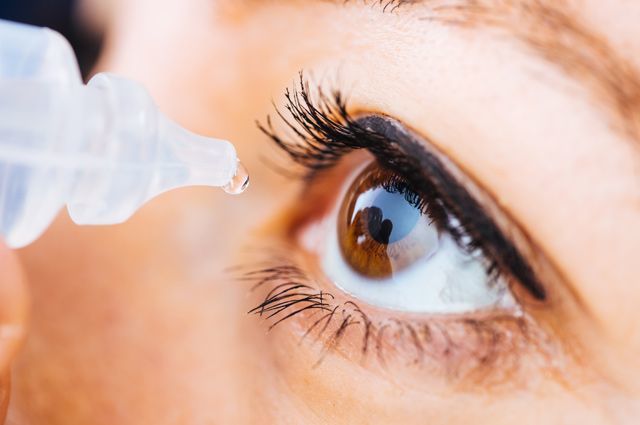 В Україні заборонили популярні ліки для очей. В Україні заборонили до продажу офтальмологічні краплі, які використовуються для лікування підвищеного внутрішньоочного тиску і глаукоми.