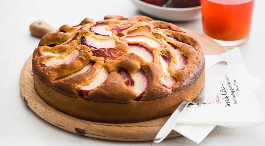 Ароматний пиріг з нектаринами та солоною карамеллю. У цьому пирозі нектарини гармонійно поєднуються зі смаком солоної карамелі.