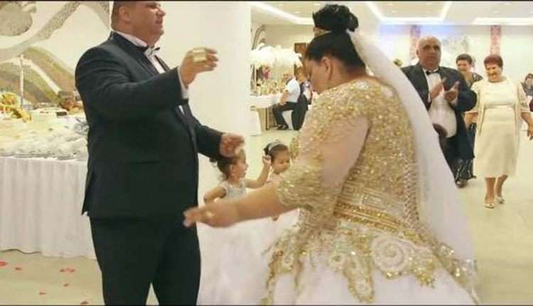 Сім'я нареченої вирішила не економити на весіллі, замовивши дівчині сукню за 200 тисяч доларів. Це в 4 рази більше, ніж було витрачено на саме чотириденне весілля.